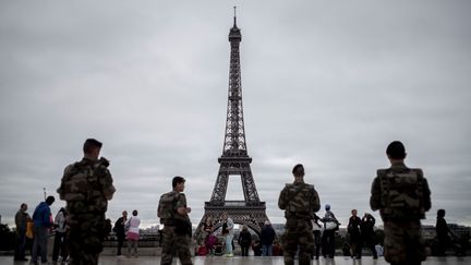 Des militaires patrouillent au Trocadéro, à Paris, le 29 septembre 2016. (PHILIPPE LOPEZ / AFP)