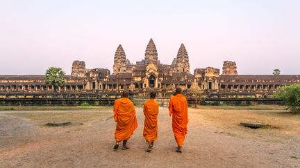 Moines boudhistes marchant vers Angkor Wat. (MATTEO COLOMBO / MOMENT RM / GETTY IMAGES)