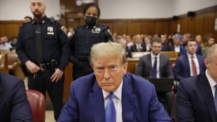 Donald Trump durant son procès pour fraudes dans l'affaire Stormy Daniels, le 20 mai 2024, dans un tribunal de New York (Etats-Unis). (MICHAEL M. SANTIAGO / GETTY IMAGES / AFP)