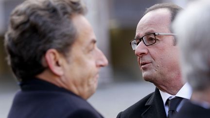 L'ancien pr&eacute;sident de la R&eacute;publique,&nbsp;Nicolas Sarkozy, et l'actuel chef de l'Etat, Fran&ccedil;ois Hollande, se rencontrent lors d'une c&eacute;r&eacute;monie aux Invalides, le 3 f&eacute;vrier 2015. (YOAN VALAT / AP / SIPA)