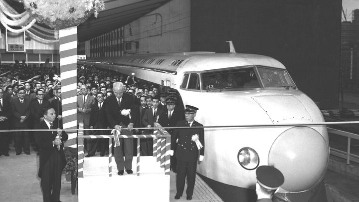 Cette photo d'archive datée du 1er octobre 1964 montre la cérémonie de départ d'un train à grande vitesse Tokaido Shinkansen à la gare de Tokyo. La ligne Tokaido Shinkansen a commencé à fonctionner pour coïncider avec l'accueil par Tokyo des Jeux olympiques d'été. (NEWSCOM / SIPA)