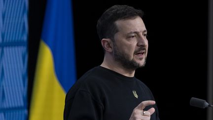 Le président ukrainien, Volodymyr Zelensky, le 17 octobre 2024 à Bruxelles (Belgique). (NICOLAS ECONOMOU / NURPHOTO / AFP)