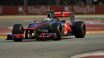 Jenson Button (McLaren), un temps leader, cédera la victoire à son coéquipier Lewis Hamilton (au second plan). (PUNIT PARANJPE / AFP)