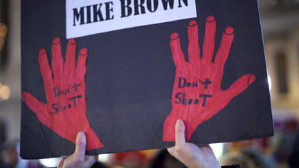 A Philadelphie, hommage &agrave; Mike Brown, l'adolescent tu&eacute; &agrave; Ferguson. Et ce cri : "ne tirez pas !" (MARK MAKELA / GETTY IMAGES NORTH AMERICA / AFP)