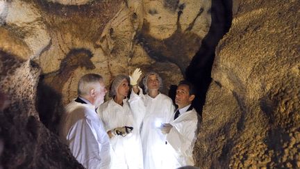 Nicolas Sarkozy et Carla Bruni visitent la grotte de Lascaux (Dordogne), le 12 septembre 2010. (PHILIPPE&nbsp;WOJAZER / POOL / SIPA)