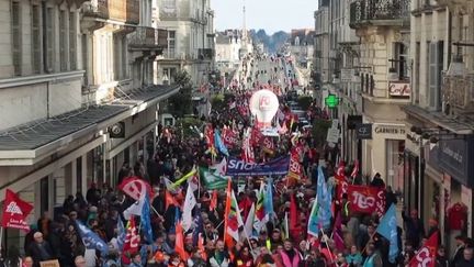 Depuis le mouvement de contestation contre la réforme des retraites, les villes moyennes sont particulièrement mobilisées. Reportage à Blois. (FRANCE 2)