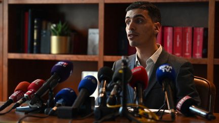 Mourad Battikh, avocat de la famille des victimes dans l'accident impliquant Pierre Palmade, lors d'une conférence de presse à Paris, le 14 février 2023. (CHRISTOPHE ARCHAMBAULT / AFP)