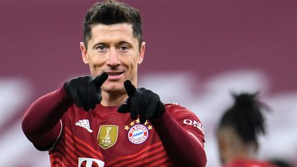 Robert Lewandowski, lors d'un match entre le Bayern Munich et Wolfsburg, le 17 décembre 2021. (TOBIAS HASE / DPA)