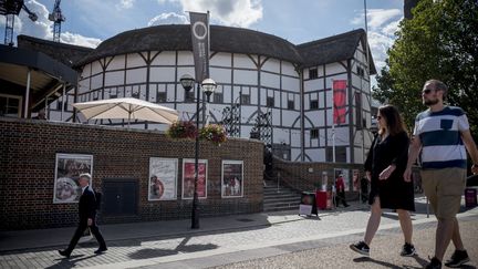 Le Globe theatre dans le centre de Londres, reproduction à l'identique du théâtre de Shakespeare (XVIIe siècle). (TOLGA AKMEN / AFP)