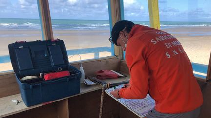 Vincent Grousset occupe la vigie de la SNSM sur la plage de Vendays-Montalivet (Gironde). (MARGAUX QUEFFELEC / RADIO FRANCE)