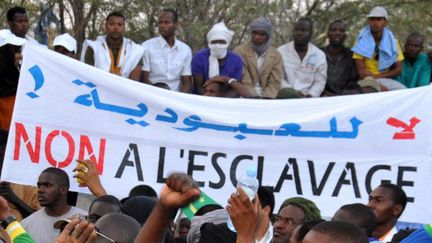 Des milliers de descendants d'esclaves maures manifestent à Nouakchott, le 29 avril 2015, pour réclamer justice et égalité pour les Harratin, comme on les appelle en Mauritanie. (AFP PHOTO/STRINGER)