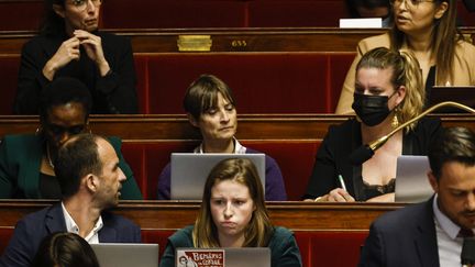 Manuel Bompard, député LFI des Bouches-du-Rhône et coordinateur du mouvement, interpelle du regard Mathilde Panot, députée LFI du Val-de-Marne (masquée), présidente du groupe à l'Assemblée nationale. (OLIVIER CORSAN / MAXPPP)