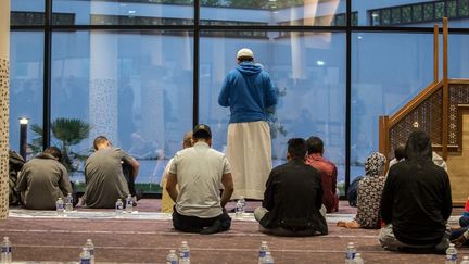 Des fidèles participent à une prière conduite par un imam, le 28 avril 2022, dans une mosquée de Toulouse (Haute-Garonne). (FREDERIC SCHEIBER / HANS LUCAS / AFP)