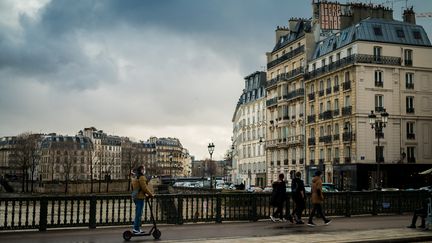 Une personne se déplace en trottinette électrique à Paris. (Photo d'illustration) (STEPHANE FERRER YULIANTI / HANS LUCAS / AFP)