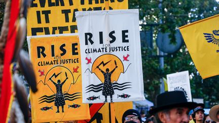 Des manifestants lors de la journée d'action mondiale demandant aux dirigeants locaux de véritables solutions pour le climat,&nbsp;"Rise For Climate", le 8 septembre 2018&nbsp;à San Francisco, en Californie. (AMY OSBORNE / AFP)