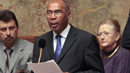 Louis-Joseph Manscour lors d'une question au gouvernement à l'Assemblée nationale, le 18 février 2009. (FRANCOIS GUILLOT / AFP)