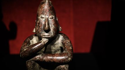 Une statue précolombienne vendue à Drouot par la maison Millon à Paris le 18 septembre 2019 (PHILIPPE LOPEZ / AFP)