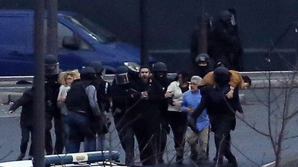 &nbsp; (Les policiers du RAID évacuent des otages juste après l'assaut lancé contre le magazin Hyper Cacher à Paris. © AFP PHOTO / THOMAS SAMSON)