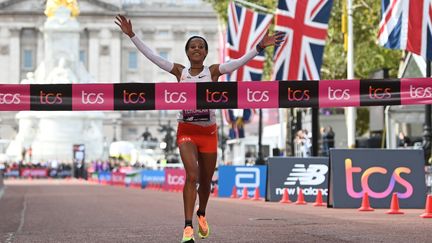 L'Éthiopienne Yalemzerf Yehualaw, lors de sa victoire sur le marathon de Londres, le 2 octobre 2022. (MAXPPP)