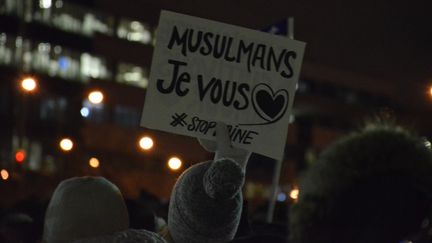 Des personnes rassemblées le 30 janvier 2017 à Montréal après l'attentat contre une mosquée à Québec (Canada). (AUBIN LARATTE / CITIZENSIDE / AFP)