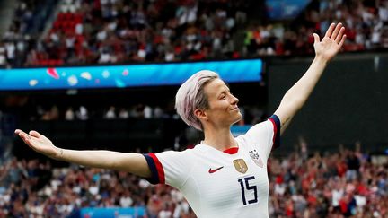 L'ailière américaine Megan Rapinoe célèbre un but contre l'équipe de France féminine de football, le 28 juin 2019 au Parc des Princes de Paris lors des quarts de finale de la Coupe du monde. Elue meilleure joueuse du tournoi, la co-capitaine des Etats-Unis a remporté le presigieux trophée avec son équipe. (BENOIT TESSIER / REUTERS)