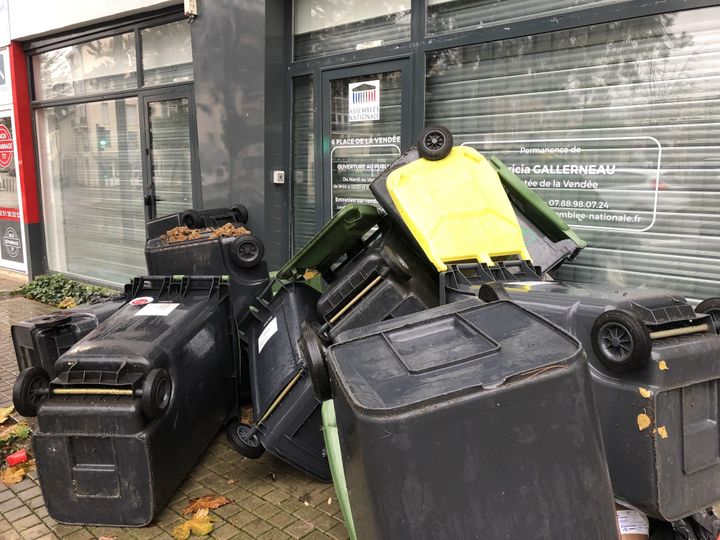 Des poubelles déversées devant la permanence parlementaire de la députée Patricia Gellerneau à La Roche-sur-Yon (Vendée), le 2 décembre 2018. (DELPHINE BLANCHARD / MAXPPP)