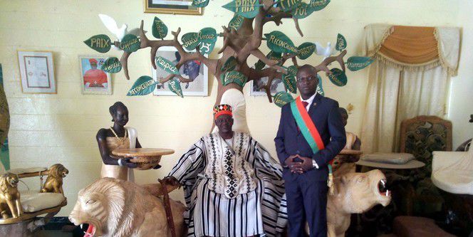 Issouf Zoungrana a été reçu par le Mogho Naaba Baongho, la plus haute autorité traditionnelle burkinabè. Mogho Naaba, «chef» (naaba) du «monde» (mogho), est le titre porté par les rois du royaume mossi de Ouagadougou, au Burkina Faso. (Facebook Issouf Zoungrana)