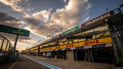 La voie des stands du GP d'Australie de F1, à Melbourne, va rester désespérement vide encore en 2021, comme ici en 2020, où l'épreuve avait été annulée après des cas positifs dans le paddock avant la course.&nbsp; (DUDA BAIRROS / AGIF / AFP)