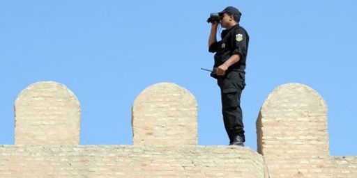 Un policier en faction sur la toit de la mosquée Okba Ibn Nafaa à Kairouan (centre de la Tunisie) le 19-5-2013. (AFP - Fethi Belaid)