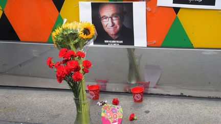 Des fleurs et une photo de Robin Williams &agrave; New York, le 12 ao&ucirc;t 2014. (MICHAEL LOCCISIANO / AFP)