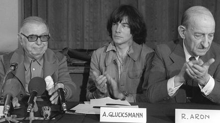 André Glucksmann, en 1979, parvient à réunir Jean-Paul Sartre et Raymond Aron, lors d'une conférence de presse du mouvement "Un bateau pour le Vietnam".
 (MICHEL CLEMENT / AFP)