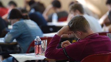 Un élève passe le baccalauréat&nbsp; (FREDERICK FLORIN / AFP)