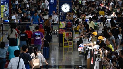 Des manifestants dans l'aéroport de Hong Kong, le 13 août 2019. (PHILIP FONG / AFP)