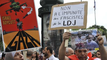 Un manifestant brandit une pancarte anti-LDJ, dans une manifestation pro-palestinienne, &agrave; Paris, le 23 juillet 2014. (ALAIN COUTURIER / CITIZENSIDE / AFP)