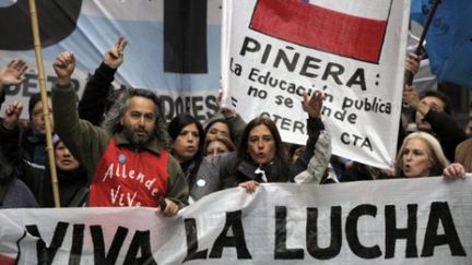 Des enseignants chiliens manifestants devant le consulat Chilien à Buenos-Aires, le 9 août 2011 (AFP/JUAN MABROMATA)