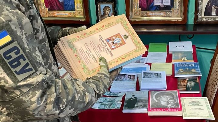 Les services secrets ukrainiens diffusent régulièrement des images de leurs perquisitions dans les centres religieux de l'Eglise orthodoxe ukrainienne, comme ici, le 22 novembre 2022. (SBU / TELEGRAM)