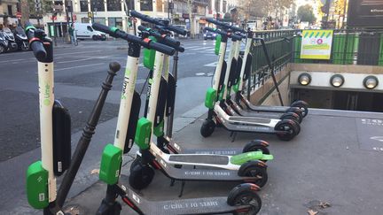 Des trottinettes électriques près du métro Strasbourg-Saint-Denis à Paris.&nbsp; (PONTILLON THOMAS / FRANCE-INFO)