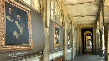 Dans les couloirs et espaces communs de L'hôpital gériatrique Charles-Foix, plusieurs reproductions d'oeuvres issues des collections du Louvre sont exposées.
 (France 3 Culturebox)