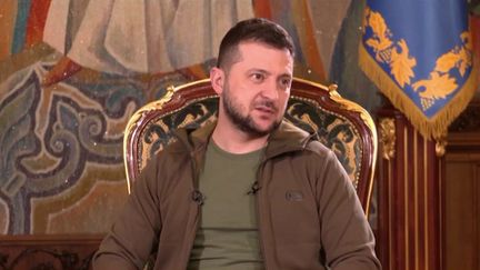 Guerre en Ukraine : Volodymyr Zelensky, un président qui "n'affiche ni peur, ni désarroi"