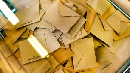 Des bulletins dans une urne lors des élections municipales de 2020. (BENJAMIN MENGELLE / HANS LUCAS / AFP)