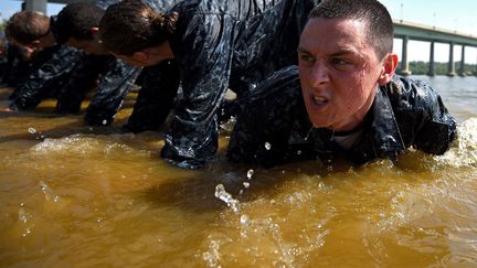 Des membres de l'acad&eacute;mie navale d'Annapolis (Maryland, Etats-Unis)&nbsp;en stage d'entra&icirc;nement annuel, le 13 mai 2014. (PATRICK SMITH / GETTY IMAGES / AFP)