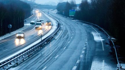 L'épisode neigeux a perturbé le trafic sur plusieurs routes, comme sur la RN42 à Lille (Nord). (MAXPPP)