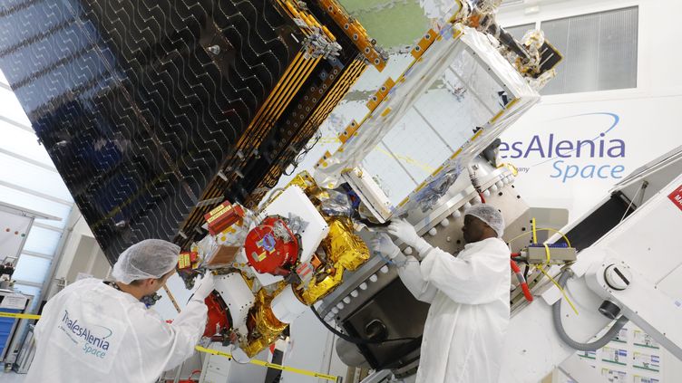 Thales Alenia Space engineers work on a satellite in Cannes (Alpes-Maritimes).  (PATRICE LAPOIRIE / MAXPPP)