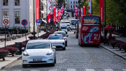 Des modèles de voitures électriques circulent dans la capitale norvégienne, Oslo, le 27 septembre 2024. (JONATHAN NACKSTRAND / AFP)