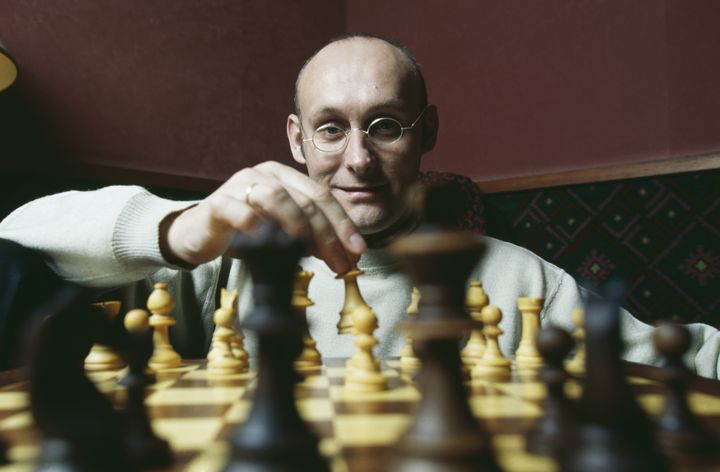 Bernard Laporte, alors sélectionneur de l'équipe de France de rugby, pose devant un échiquier, en 2000. (FRANCK SEGUIN / CORBIS SPORT)