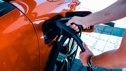 Un automobiliste recharge sa voiture électrique à Toulouse (Haute-Garonne), le 14 septembre 2023. (ADRIEN NOWAK / HANS LUCAS / AFP)