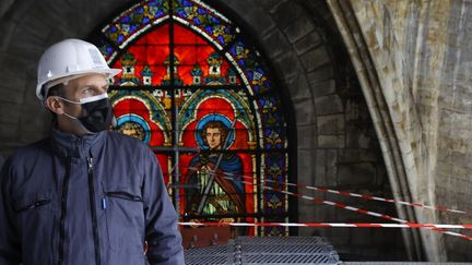 Le président Emmanuel Macron visite le chantier de la cathédrale Notre-Dame, à Paris, le 15 avril 2021. (AFP)