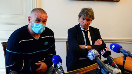 Christophe Ellul, le compagnon d'Elisa Pilarski et propriétaire du chien Curtis responsable de sa mort, et son avocat Alexandre Novion lors d'une conférence de presse à Bordeaux (Gironde), le 10 novembre 2020.&nbsp; (MEHDI FEDOUACH / AFP)