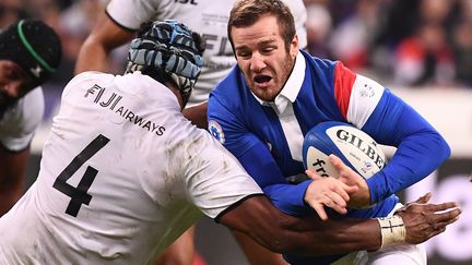 L'ouvreur du XV de France Camille Lopez bloqué par un défenseur fidjien le 24 novembre au Stade de France. (FRANCK FIFE / AFP)