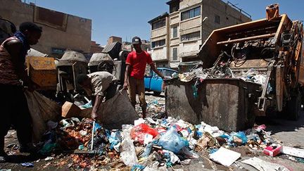 Cantonnés aux tâches les plus ingrates, ils sont au plus bas dans l’échelle sociale*. 

Pour les hommes, nettoyer les sanitaires dans les mosquées, balayer les rues ou plus récemment ramasser les ordures sont les seuls emplois qui leurs sont accordés. Les plus chanceux travaillent comme domestiques. (REUTERS/Khaled Abdullah Ali Al Mahdi)